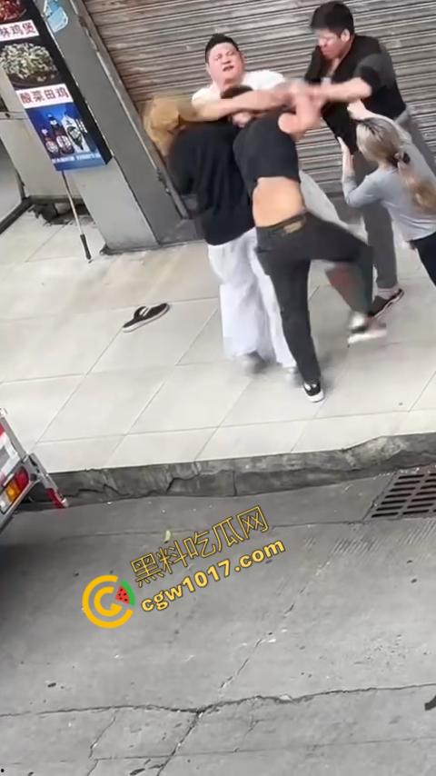 血腥街角斗殴！刀光剑影，鲜血四溅，年轻小伙惨遭横死，愤怒女子撕心裂肺呼救！  第5张