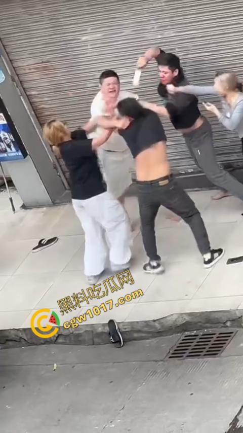 血腥街角斗殴！刀光剑影，鲜血四溅，年轻小伙惨遭横死，愤怒女子撕心裂肺呼救！  第7张