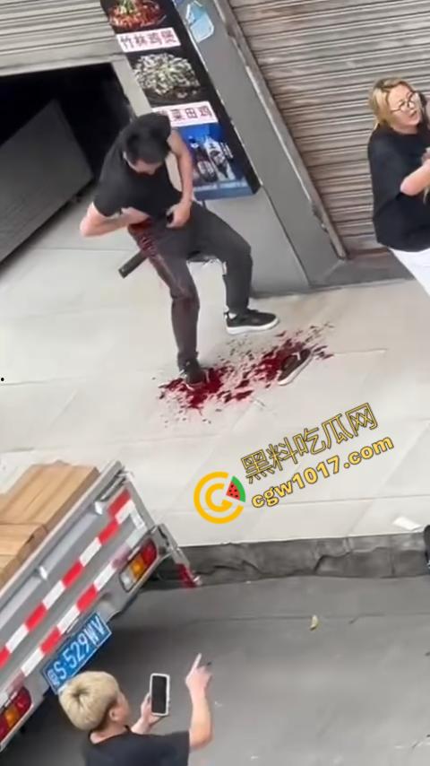 血腥街角斗殴！刀光剑影，鲜血四溅，年轻小伙惨遭横死，愤怒女子撕心裂肺呼救！  第8张
