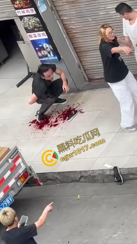 血腥街角斗殴！刀光剑影，鲜血四溅，年轻小伙惨遭横死，愤怒女子撕心裂肺呼救！  第9张