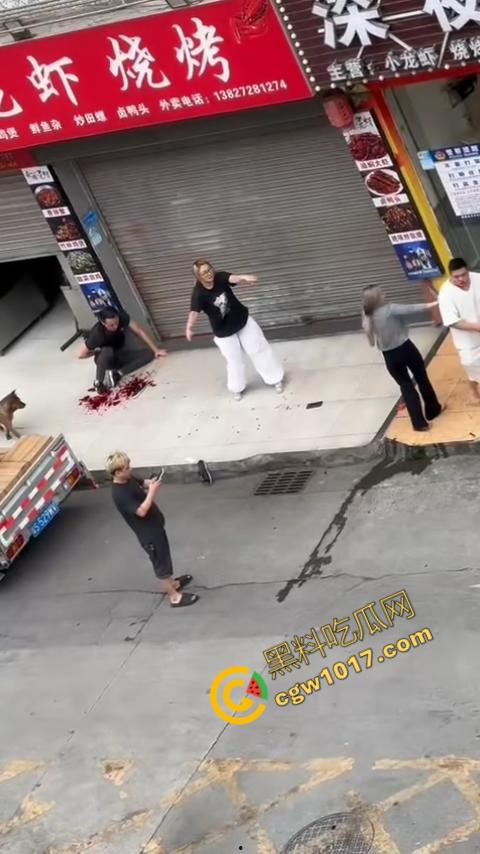 血腥街角斗殴！刀光剑影，鲜血四溅，年轻小伙惨遭横死，愤怒女子撕心裂肺呼救！  第10张