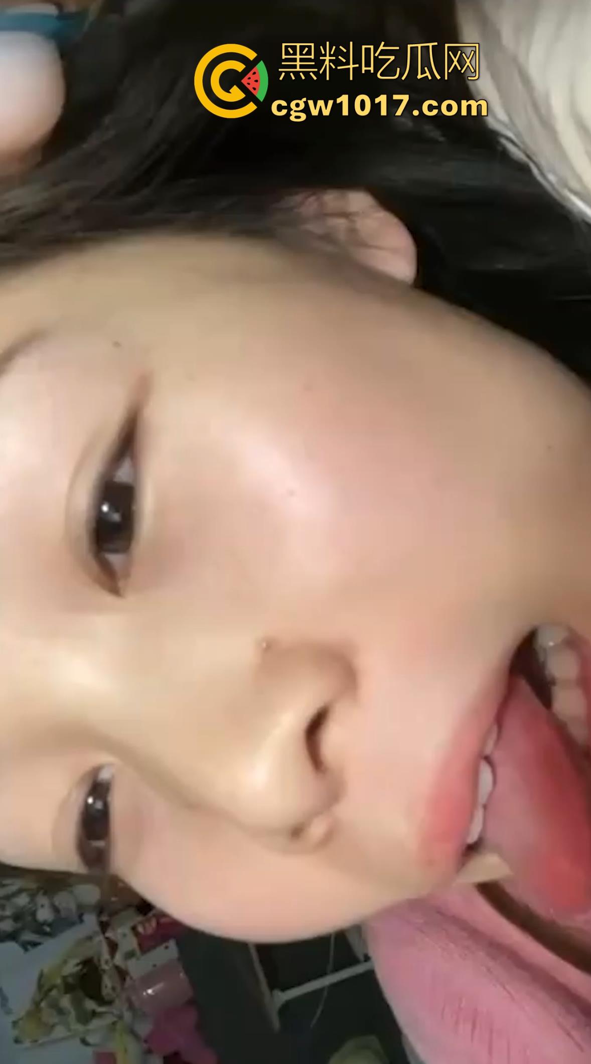 职校反差学生妹【张雯雯】欲望爆棚自拍摸逼勾引，白虎骚穴光溜溜一线天，粉嫩唇瓣已湿漉漉，纤指探入穴心抠挖深搅！  第5张