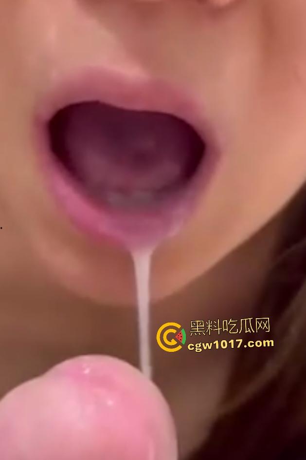 海角哥哥带妹妹酒店开房，肉丝足交还戴眼罩口交20分钟才口爆射嘴，持久忍耐力变态，换一般人5分钟完事了！  第8张