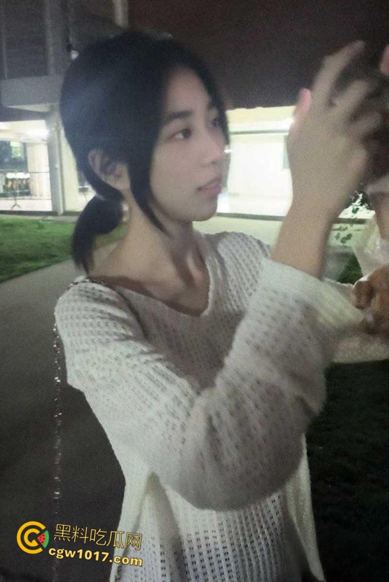 高颜值反差舞蹈生，难以抵抗金钱诱惑成为金主性奴，胯下侍奉爆筋肉棒，害羞的说只允许拍这一次，口技十分了得 ！  第4张