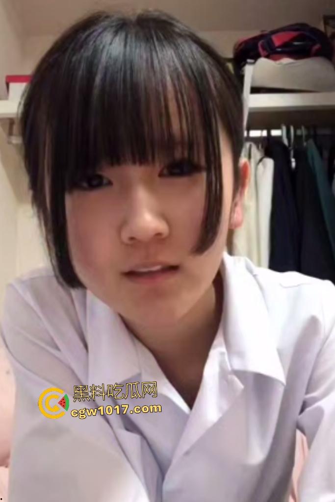 日本JK萝莉录福利给中国男友，脱衣露逼，翘臀掰开屁眼伸缩，脚板怼屏幕都能闻到香气，还微笑比耶！  第1张