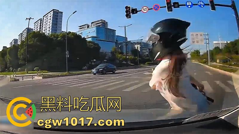 看个车祸竟然起反应了！极品长腿美女被撞飞，性感美腿展露无遗，美腿修长白嫩，这姿势也太优雅了！  第2张