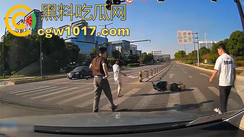 看个车祸竟然起反应了！极品长腿美女被撞飞，性感美腿展露无遗，美腿修长白嫩，这姿势也太优雅了！  第7张