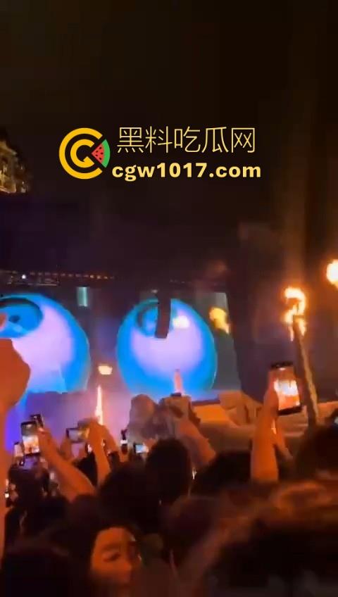 澳门travis演唱会蹦迪现场秒变ufc打斗大赛，精神小伙摇头晃脑引发口角纠纷，直接在场下互殴了起来，这就是嘻哈？  第2张