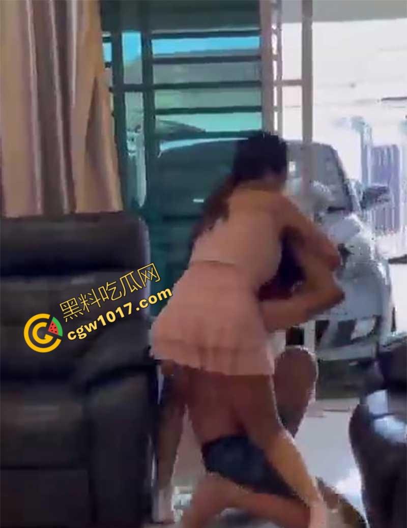 广州美艳人妻现场直播抓奸！小三家踢馆被情敌挑衅，骑脖暴揍出轨老公，原配这身材真赞  第8张