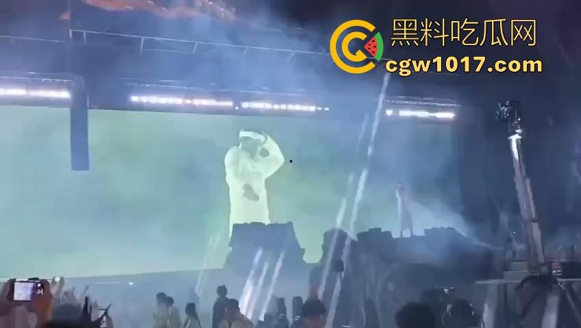 澳门travis演唱会蹦迪现场秒变ufc打斗大赛，精神小伙摇头晃脑引发口角纠纷，直接在场下互殴了起来，这就是嘻哈？  第8张