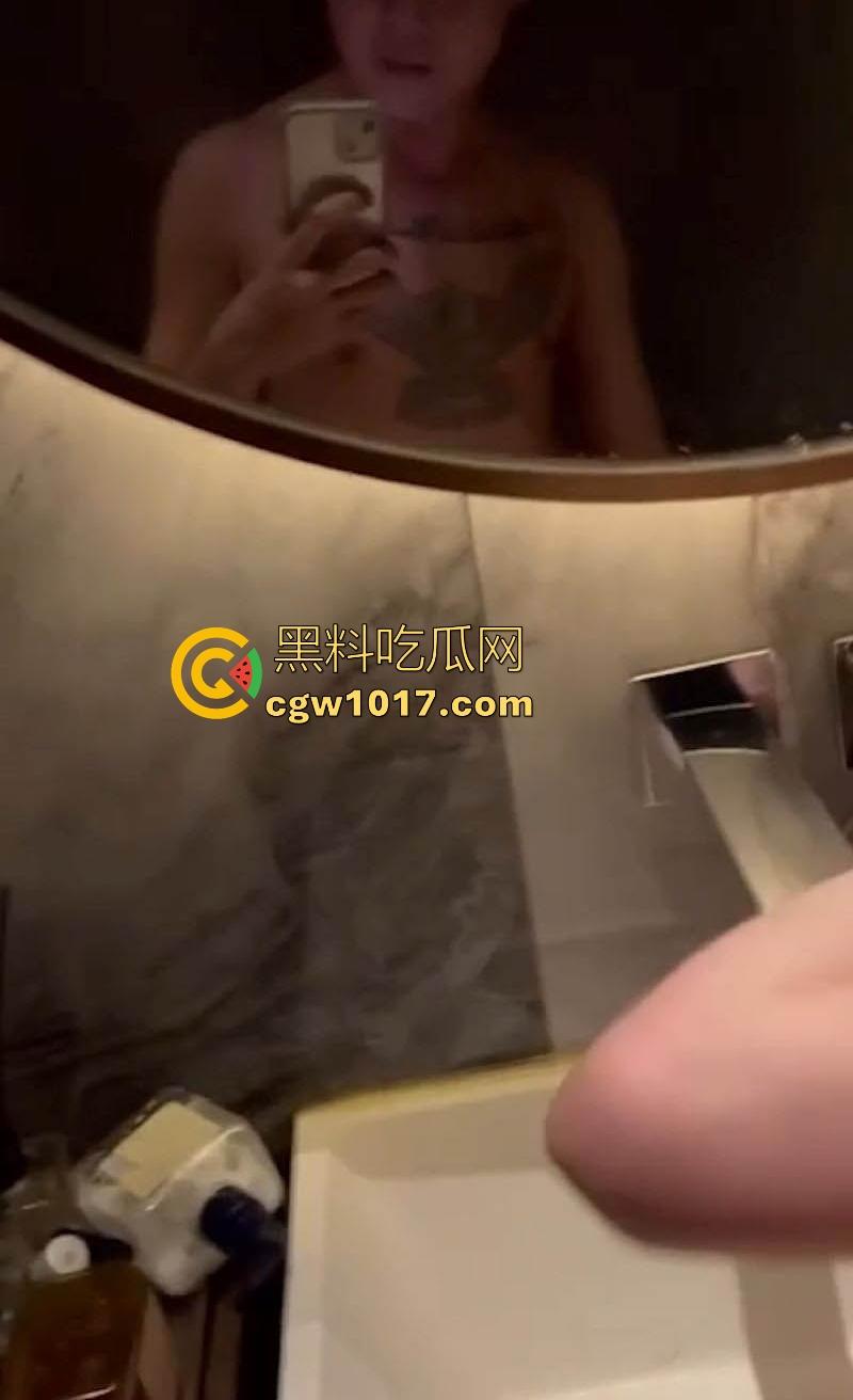 土豪大哥KTV包厢厕所猛操极品骚逼，大哥还贴心的拍下视频分享，哭喊别发视频，还是被瓜友怒爆让兄弟饱眼福！  第2张