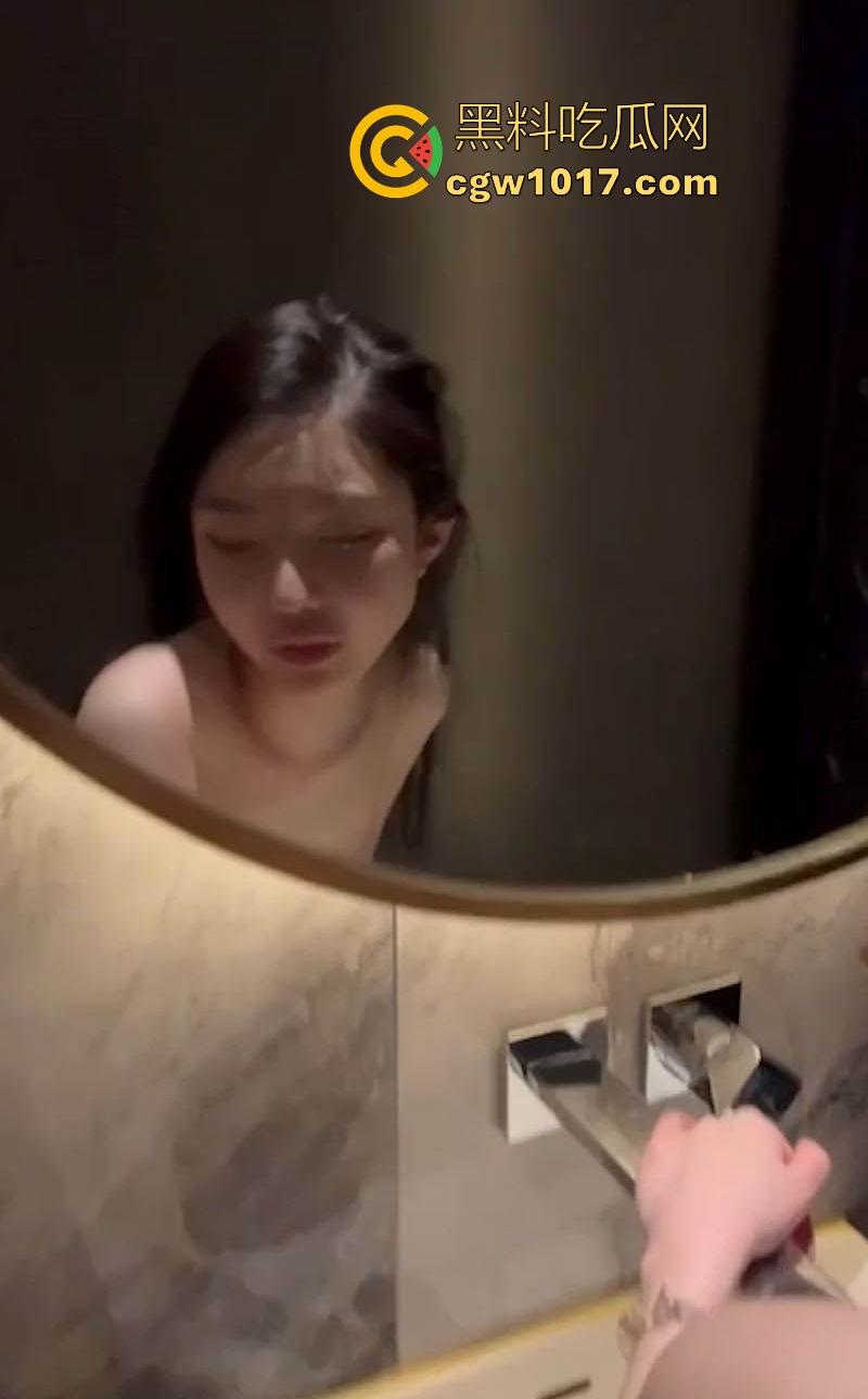 土豪大哥KTV包厢厕所猛操极品骚逼，大哥还贴心的拍下视频分享，哭喊别发视频，还是被瓜友怒爆让兄弟饱眼福！  第3张