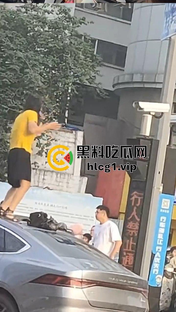 女子跳上等红灯的车顶狂舞，是模仿青岛大姐还是搏出位求流量？  第3张