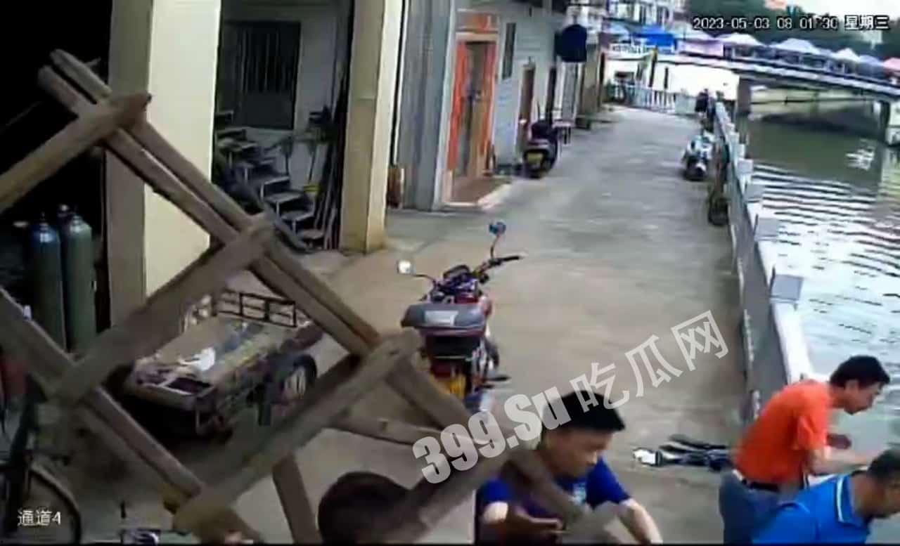 5月3日，广东 佛山 这小姐姐选择这样的一个方式结束自己 #跳河  第1张