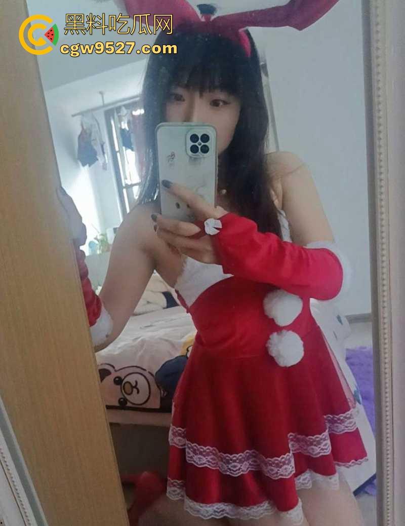 华南理工大学反差学姐【沈嘉怡】小穴空虚竟频繁约炮成瘾！露脸舔屌口活超绝，真是是各个眼镜九个骚啊！  第1张