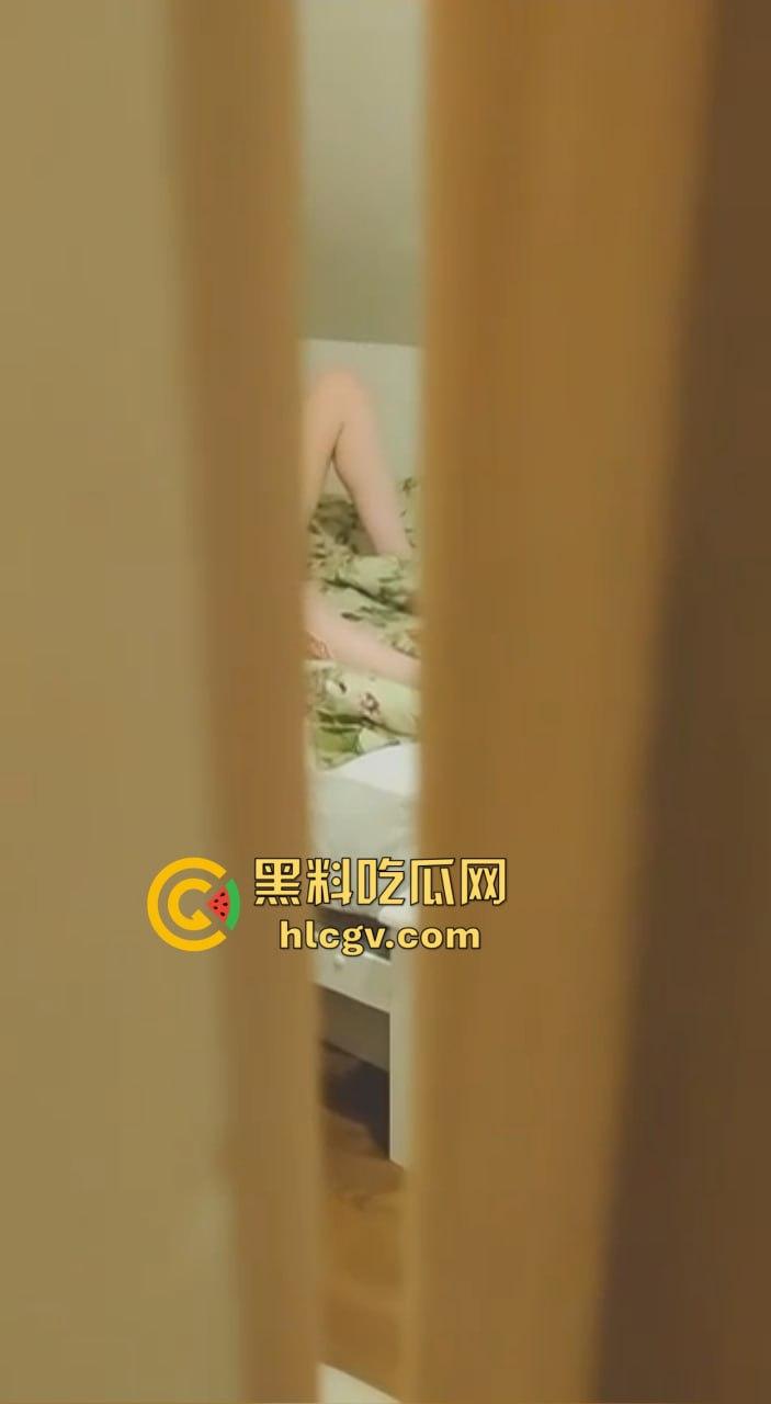 海外合租遇洋马舍友在房抠逼不锁门，水润诱惑摆明让英国流子哥看个爽！这么大机会都不敢上？  第5张