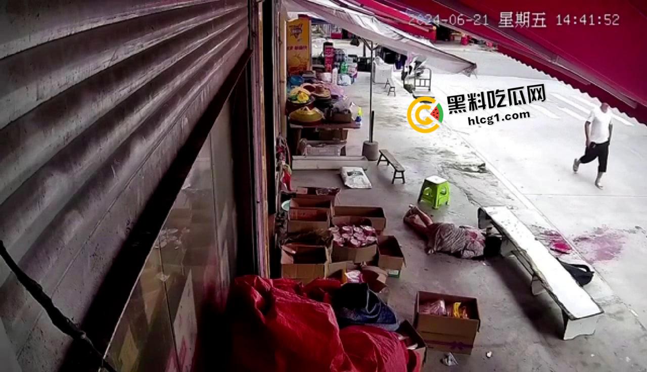 最猛刀仔！ 连砍两人 刀被卡进骨头里都要拧出来 现场无码监控流出 太吓人了  第3张