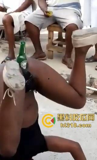 骚狂黑妹绝活拉客，逼插啤酒瓶当街表演杂耍，插着倒立吞吐，这不比马戏好看，离谱至极！  第2张