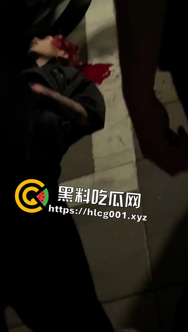 重庆精神小伙群殴现场堪比电影 刀枪棍棒样样精通 下手没一点轻重 头都打爆了  第1张