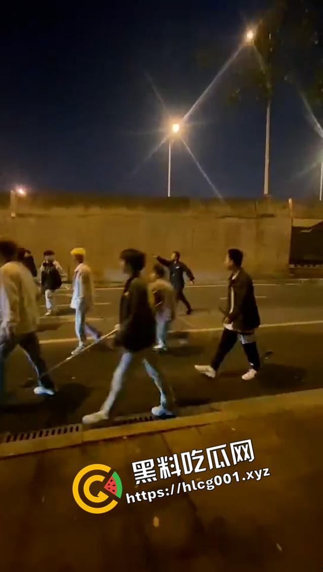 重庆精神小伙群殴现场堪比电影 刀枪棍棒样样精通 下手没一点轻重 头都打爆了  第3张