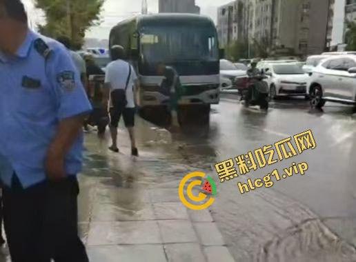 大连大暴雨！父女俩被冲进大巴车 卡在底盘下溺水！2人双双身亡！  第6张