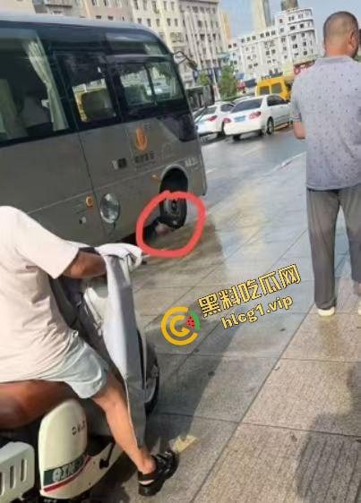 大连大暴雨！父女俩被冲进大巴车 卡在底盘下溺水！2人双双身亡！  第7张