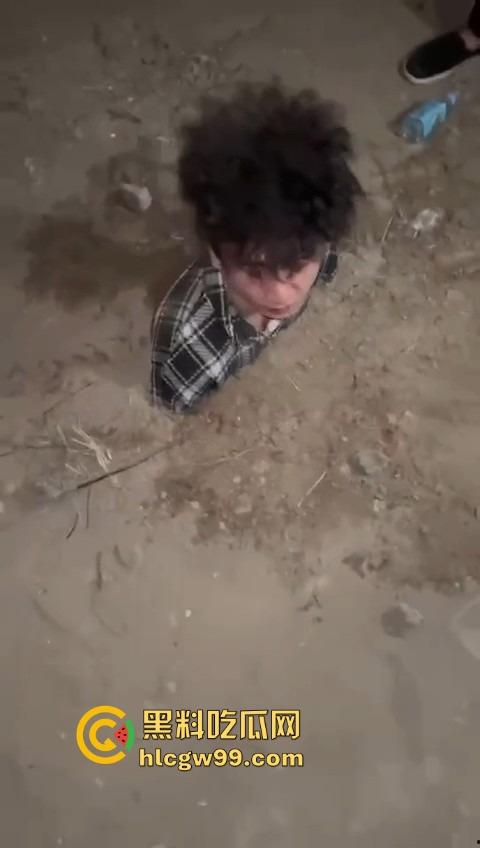 河北精神小伙直接把人埋土里玩活埋，现实版黑社会上演，影视剧诚不欺我，宇将军后继有人！  第6张