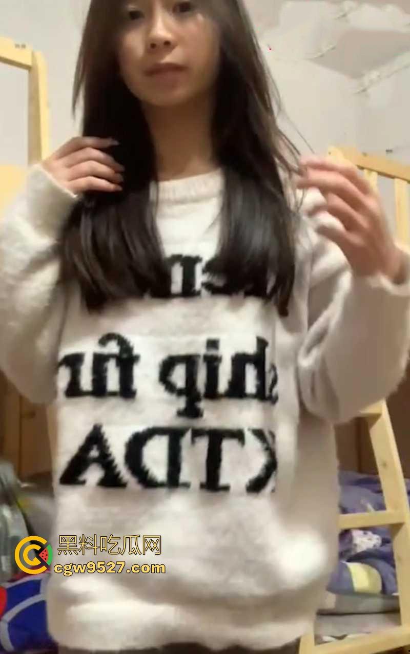 18岁清纯嫩妹【易晓琳】网调视频曝光流出，反差白月光宿舍内脱衣服裸舞，自拍诱惑挑逗，娇嫩身躯诱惑反差！  第3张