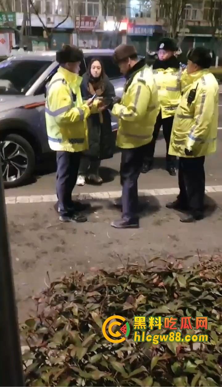 烟台栖霞上演女版无间道，酒驾女司机撞树后跑路 召唤闺蜜上演教科书级顶包戏码 交警这是真·好闺蜜！  第2张