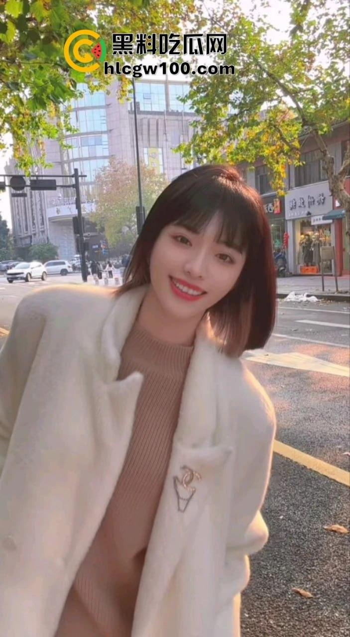 抖音10W粉丝女网红【小黑马】直播闪现露点 被手快的狼友们直接录屏  第3张