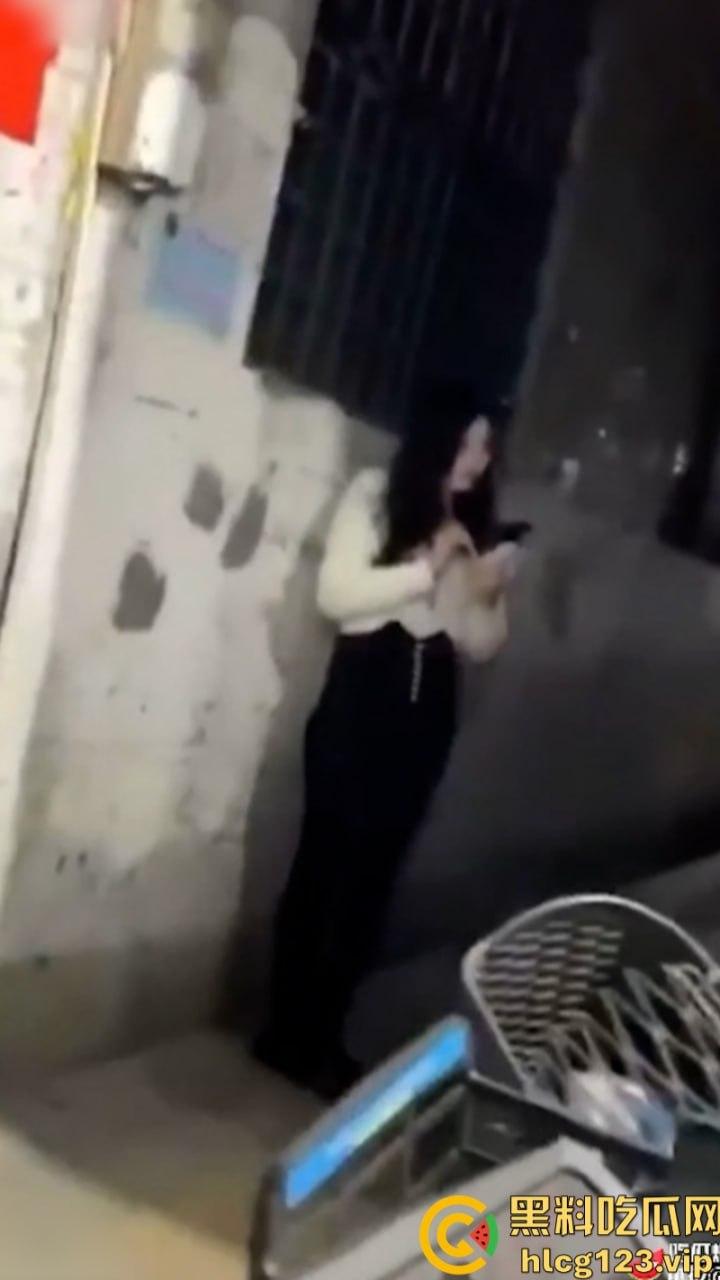 江苏无锡惊现“站街女” 成群结队的美女 上前一看发现她们不简单  第3张