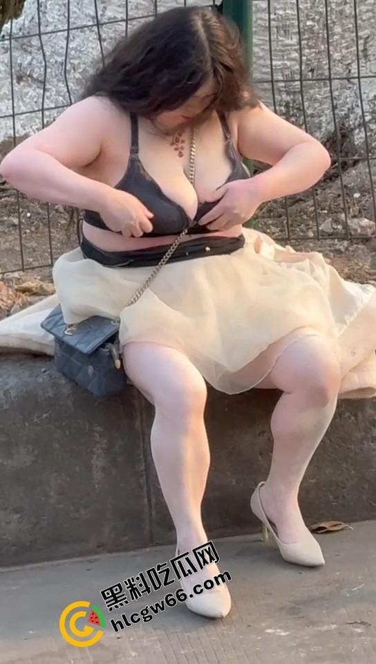 微胖美女整理奶罩全程高能！肉弹战车缓缓启动，这晃动幅度不是谁的内衣都扛得住的！  第6张