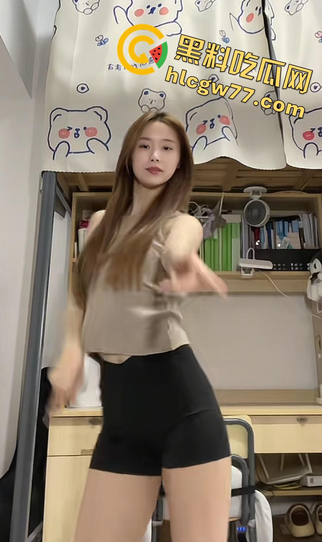 抖音【莉莉爱跳舞吖】被老板儿子当母狗！黑丝库里肉丝+狗链调教，初到社会的一节性课！  第3张