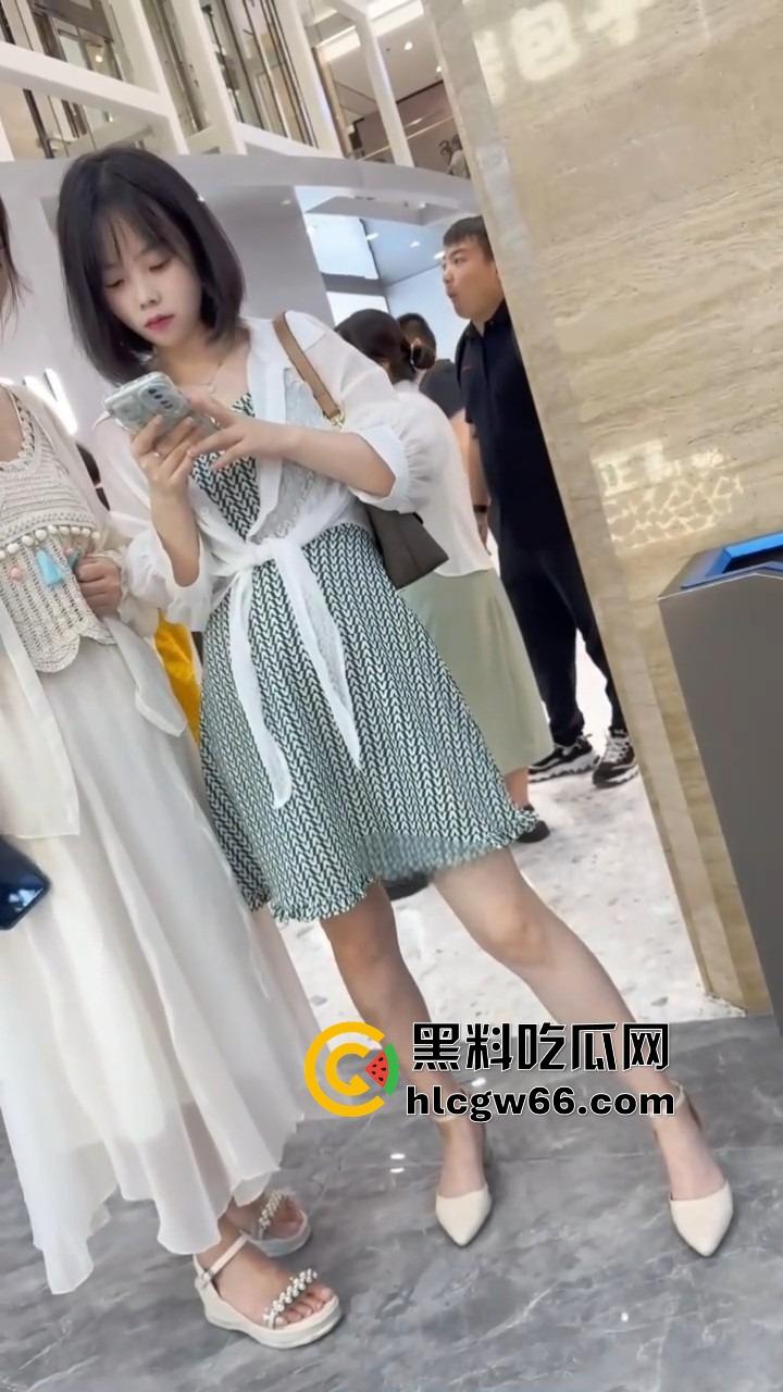 KFC抄底王炸 酷似王菲的学生妹角落激情舌吻 短裙扭得骚气 偷拍大神狂拍底裤逼毛都快溢出来了！  第1张