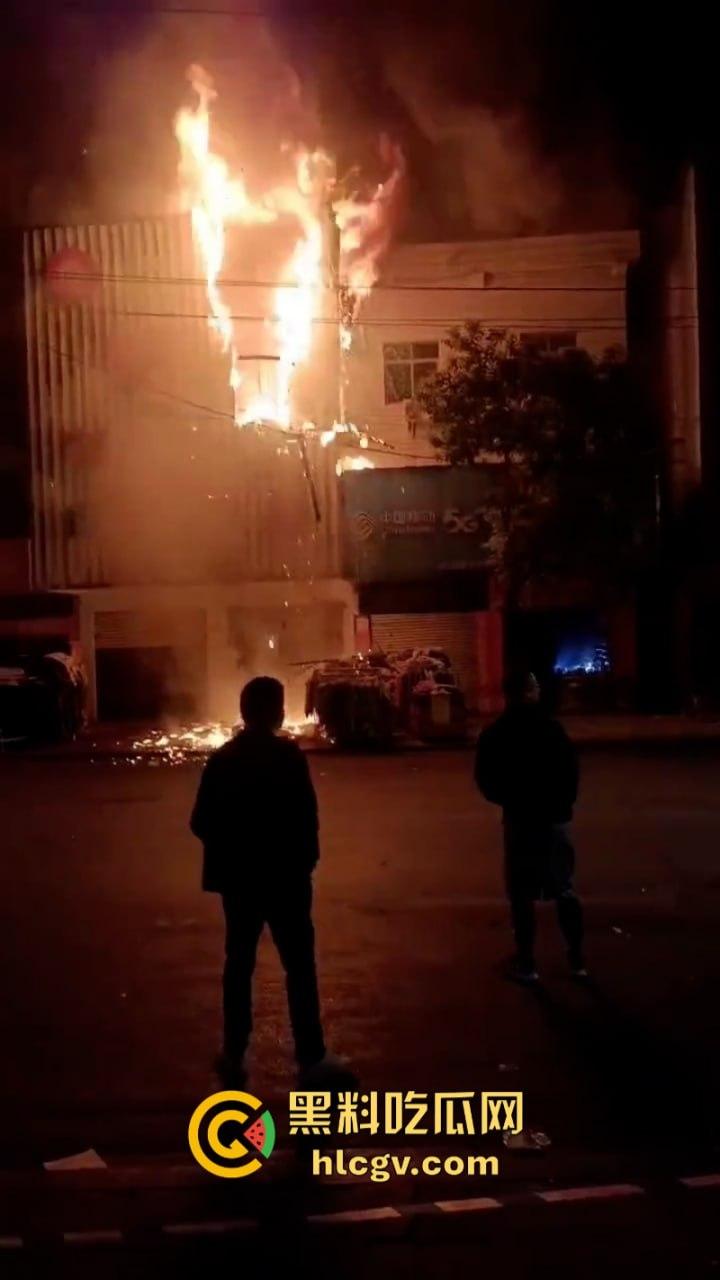 湖北荆门服装城突生大火 整座楼烧成空架损失惨重 现场真实大火视频曝光  第2张