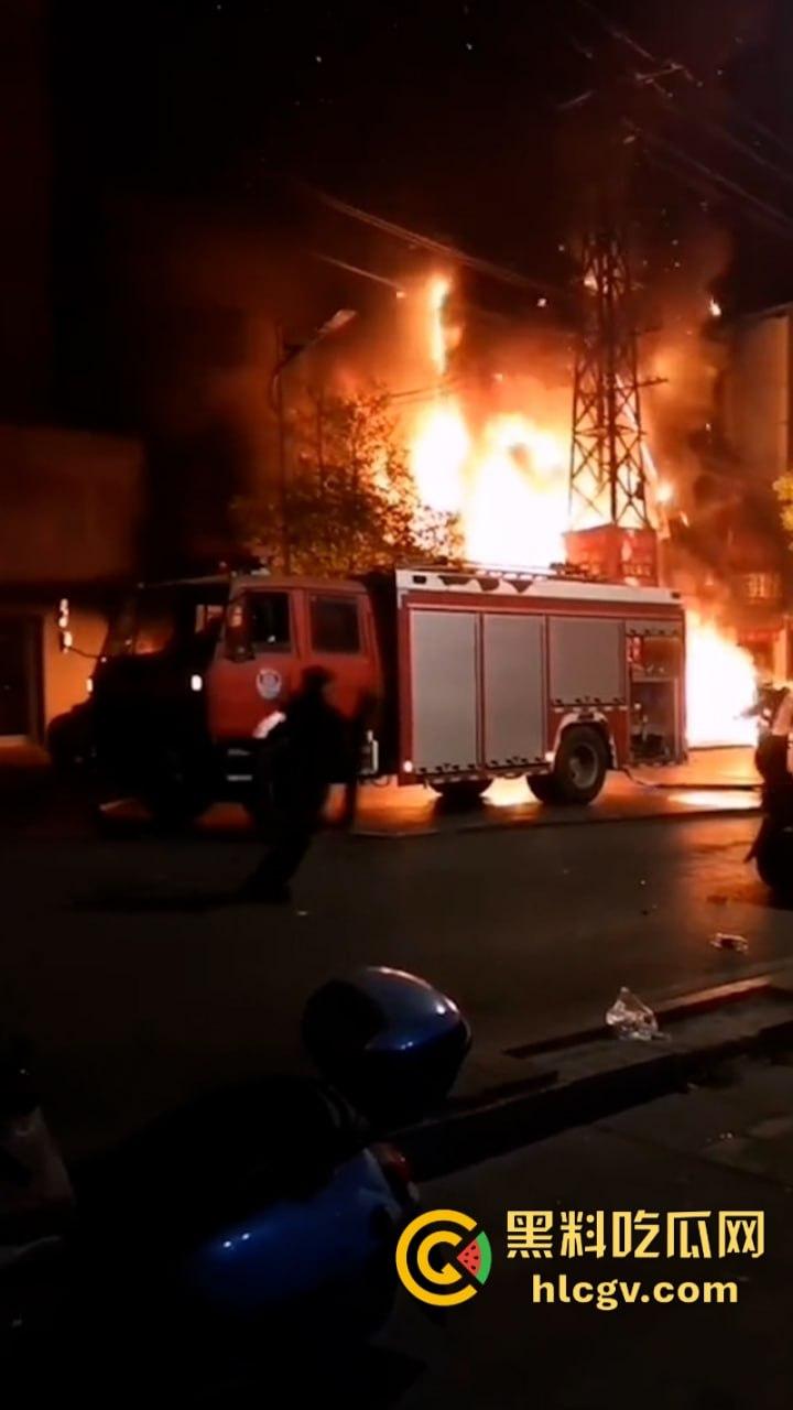 湖北荆门服装城突生大火 整座楼烧成空架损失惨重 现场真实大火视频曝光  第3张