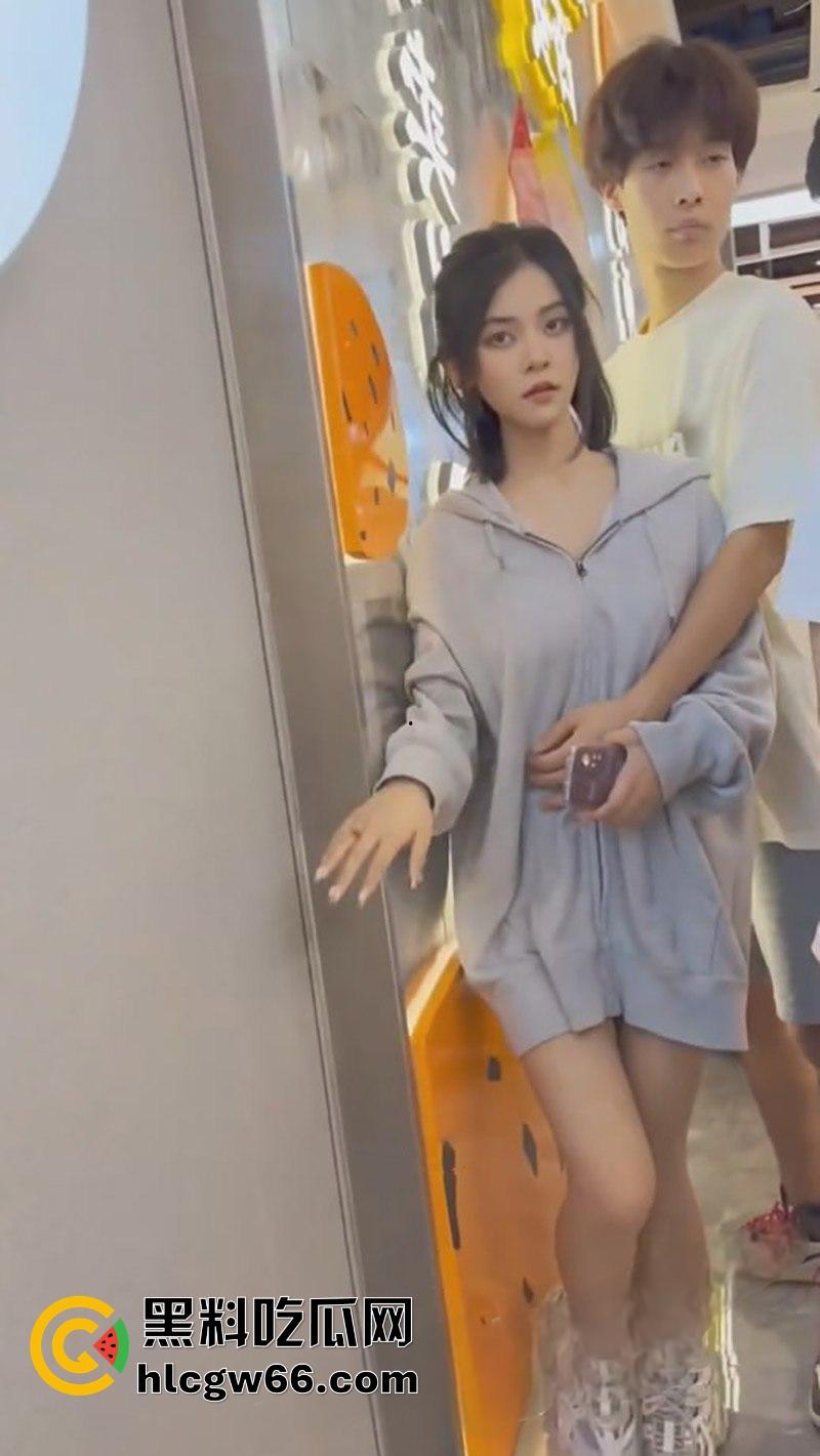 KFC抄底王炸 酷似王菲的学生妹角落激情舌吻 短裙扭得骚气 偷拍大神狂拍底裤逼毛都快溢出来了！  第5张