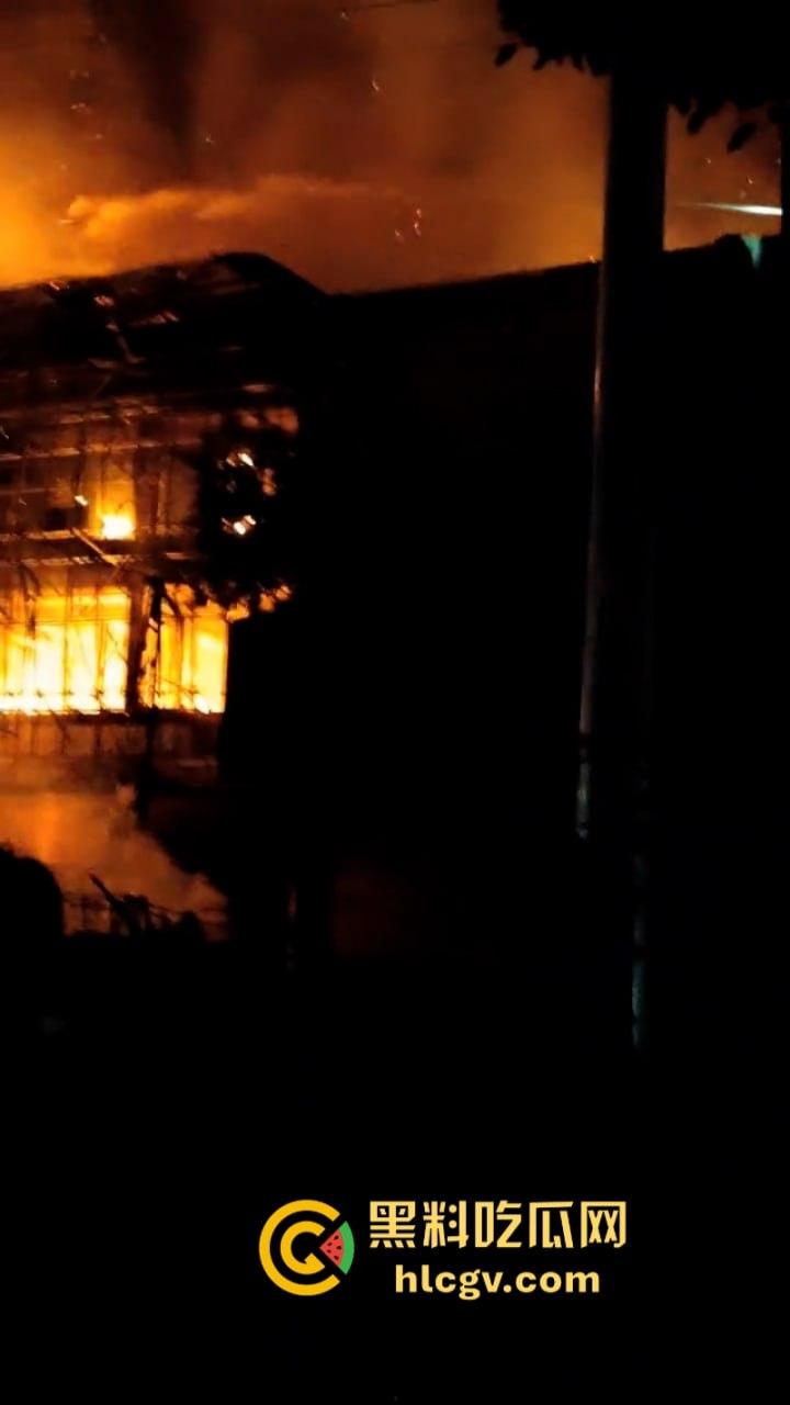 湖北荆门服装城突生大火 整座楼烧成空架损失惨重 现场真实大火视频曝光  第4张