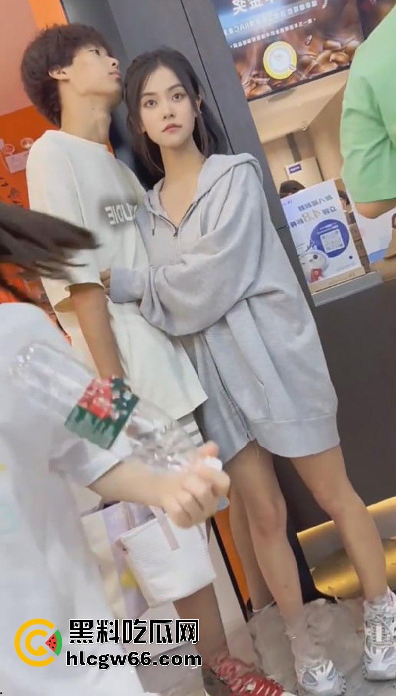 KFC抄底王炸 酷似王菲的学生妹角落激情舌吻 短裙扭得骚气 偷拍大神狂拍底裤逼毛都快溢出来了！  第6张