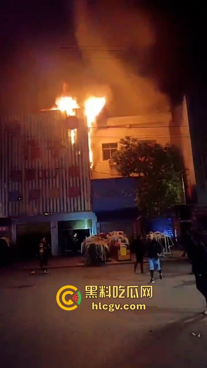 湖北荆门服装城突生大火 整座楼烧成空架损失惨重 现场真实大火视频曝光  第5张