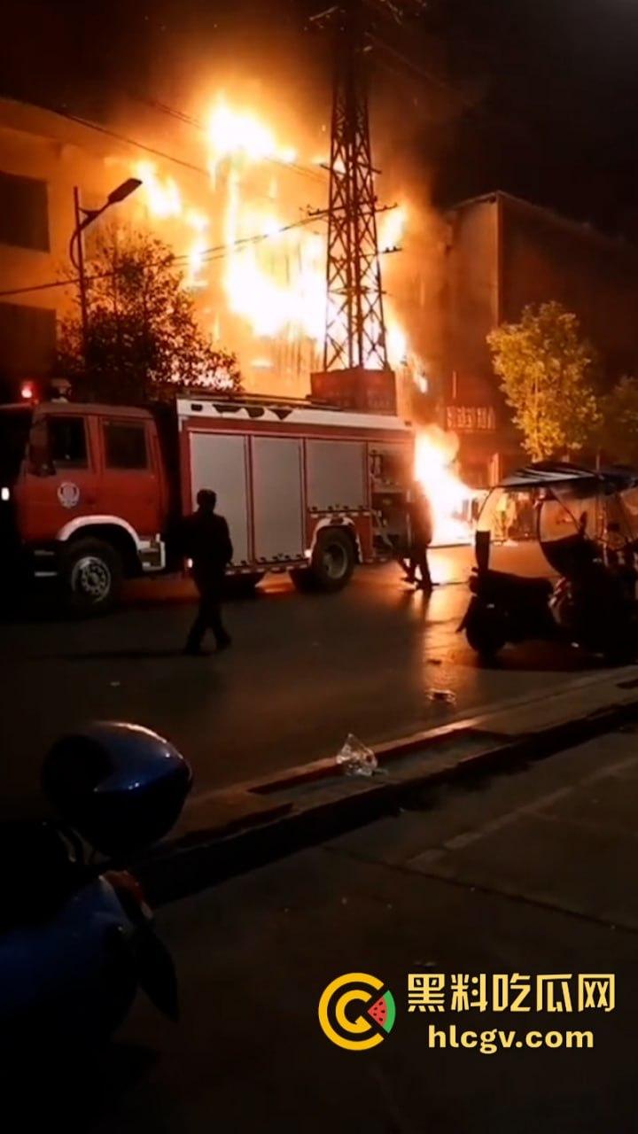 湖北荆门服装城突生大火 整座楼烧成空架损失惨重 现场真实大火视频曝光  第6张
