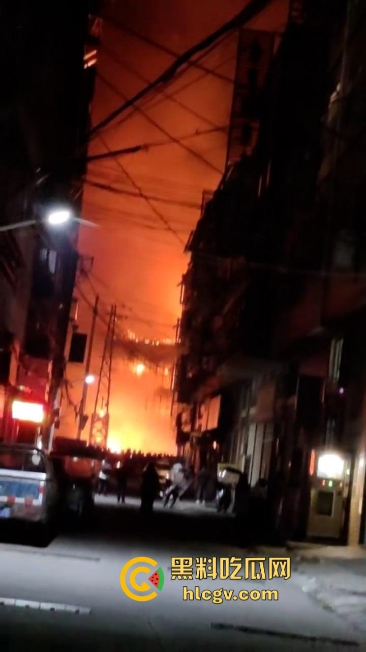 湖北荆门服装城突生大火 整座楼烧成空架损失惨重 现场真实大火视频曝光  第7张