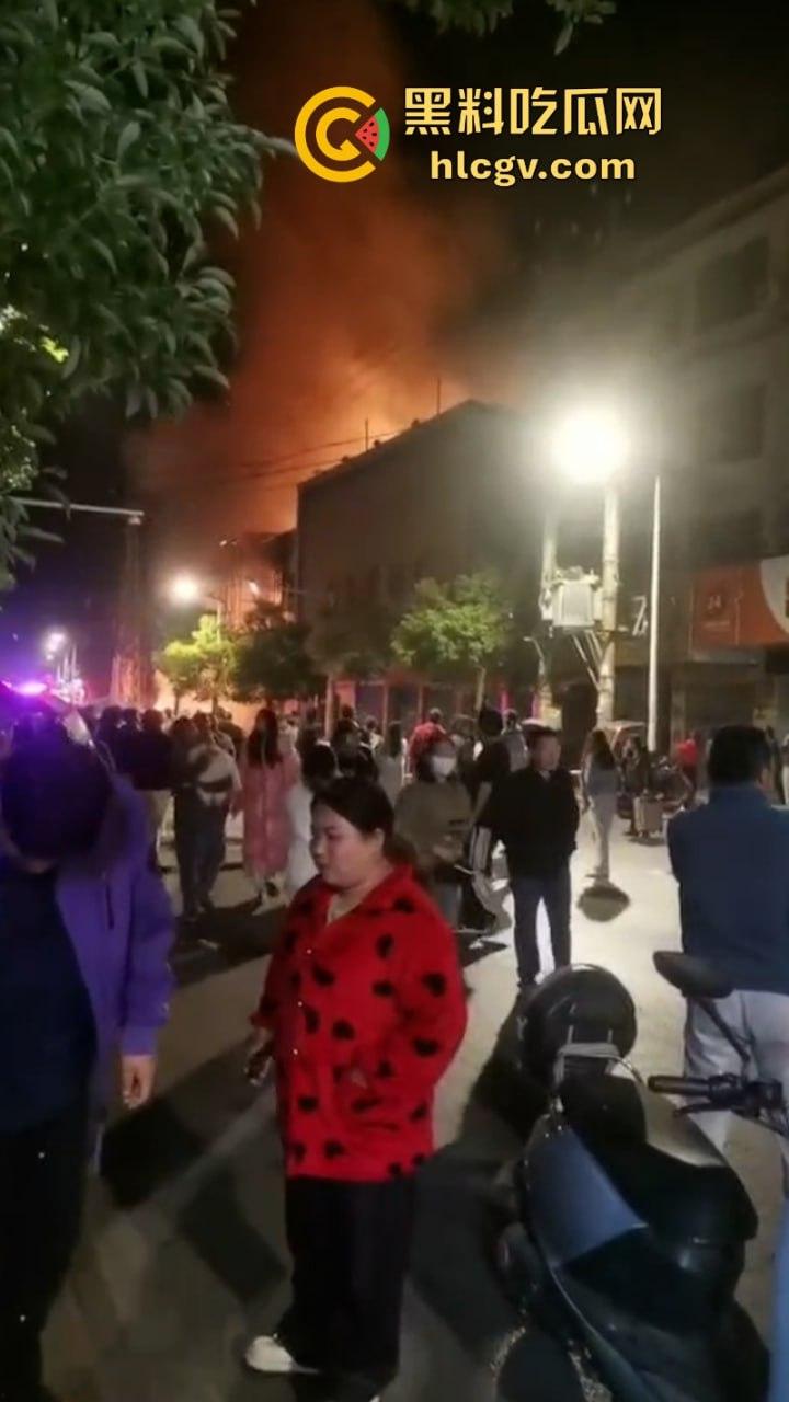 湖北荆门服装城突生大火 整座楼烧成空架损失惨重 现场真实大火视频曝光  第9张