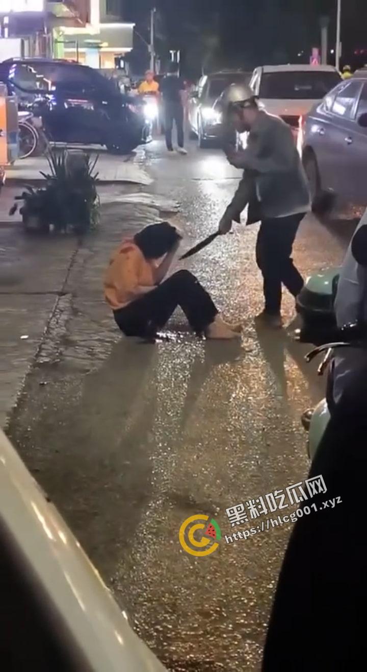 河池都安一男子因 老婆出轨当街化身狂怒刀子砍死情夫 再指着老婆破口大骂  第2张