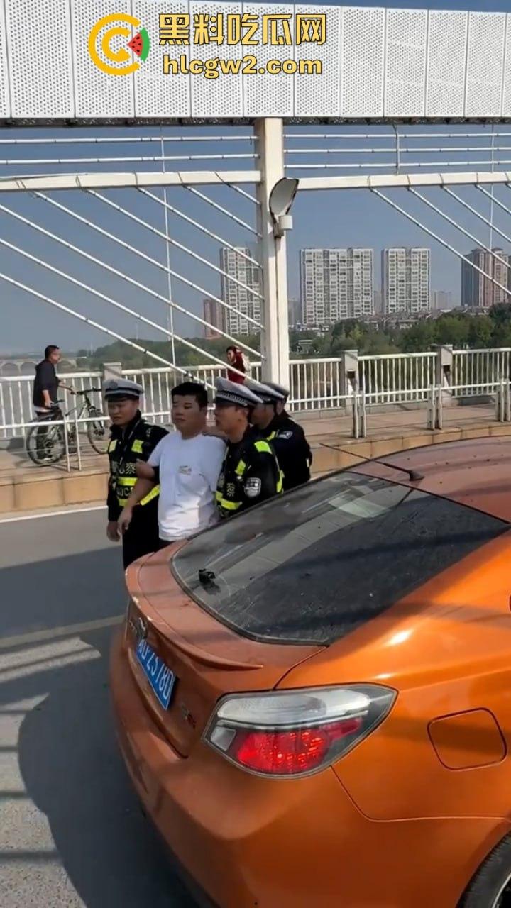 湖南衡阳小伙为求女友复合上演轻生苦肉计 中途又反悔 “桥不跳了，人还是要带走的！”  第2张