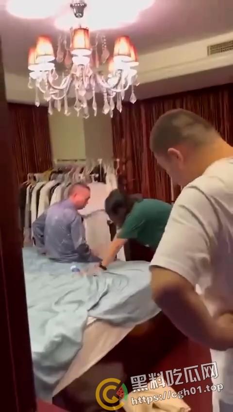 春晚都没你精彩！老男人出轨侄媳妇被捉奸在床 警察来了都哭笑不得 全程对白比小品都好笑  第3张