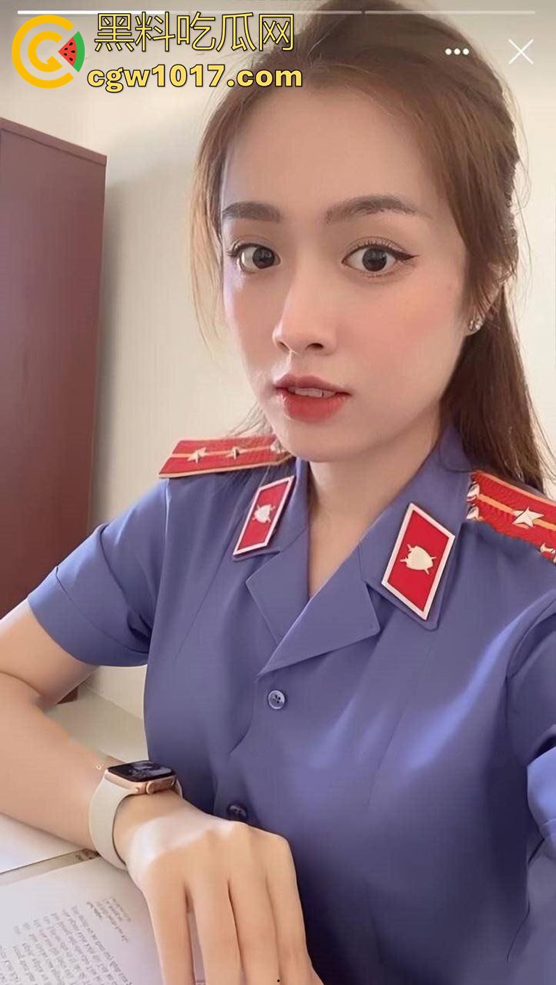 越南司法界大瓜，超性感长腿美女检察官，平时冷飒御姐，私下竟是反差母狗，与男友自拍泄密流出，越南妹是真的骚啊！  第1张