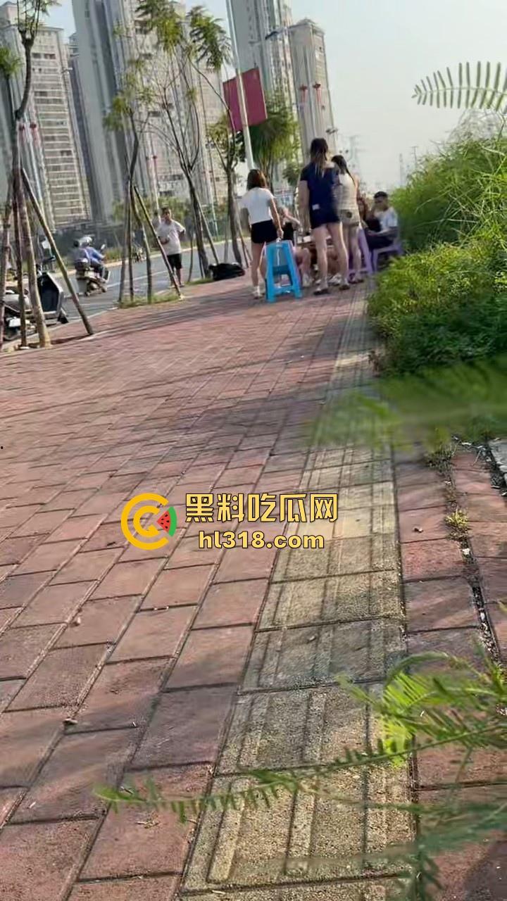 最爱看女人打架了，打得确实够猛，直接一群姐妹围上去，一个酒瓶子疯狂敲，旁边男的都看呆了！  第1张