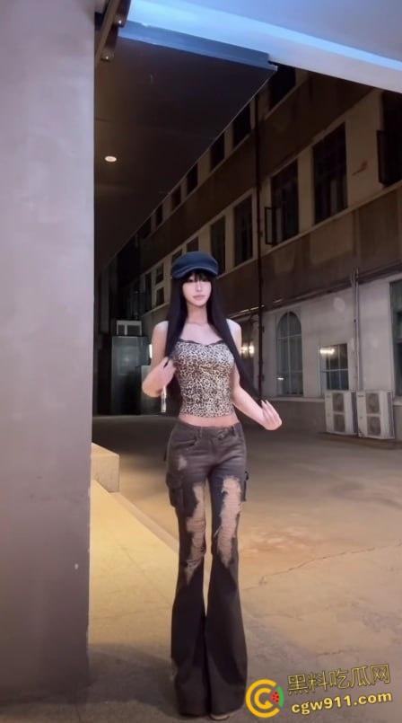 芜湖职业技术学院校花【陈雅萱】，清纯甜美学妹下海自慰，修长美腿JK黑丝自慰，被炮机操得高潮迭起娇喘连连 ！  第1张