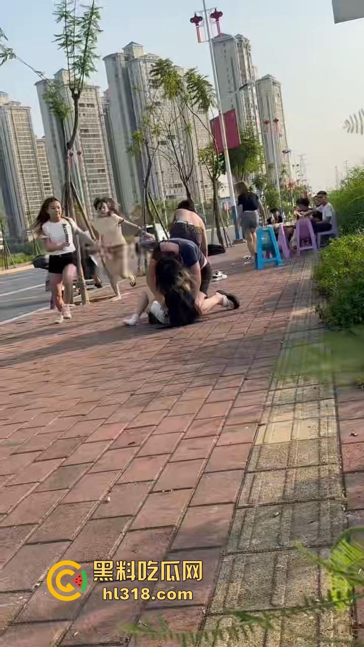 最爱看女人打架了，打得确实够猛，直接一群姐妹围上去，一个酒瓶子疯狂敲，旁边男的都看呆了！  第4张